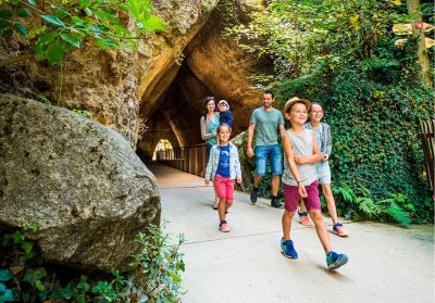 Famille avec enfants en visite dans des tunnels en troglo