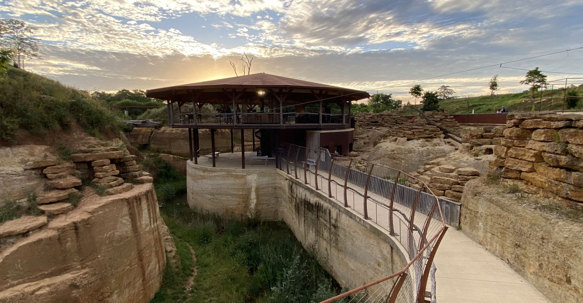 Hutte des lions au crépuscule